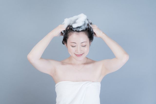 シャンプーをする女性