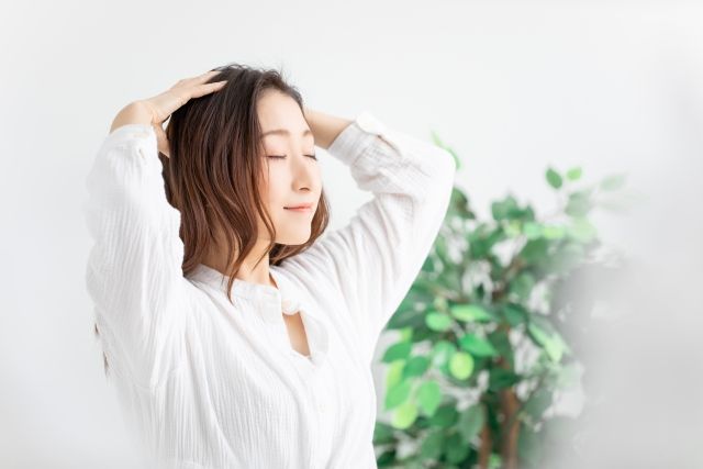 頭皮を触る女性